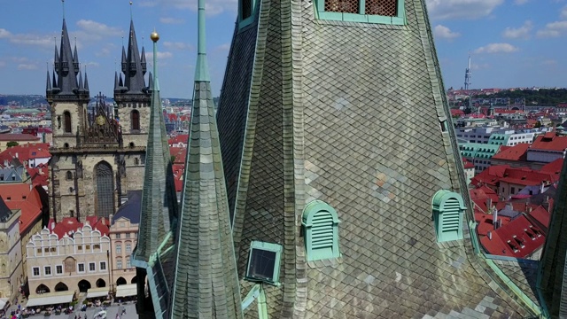 无人机拍摄的布拉格主要城市钟楼的美丽鸟瞰图。视频下载