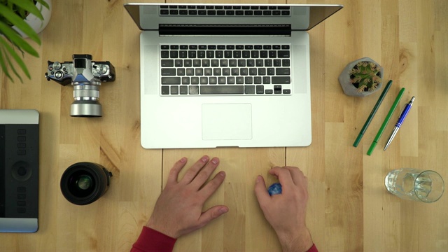 在计算机上工作的人的手的平Lay视频下载