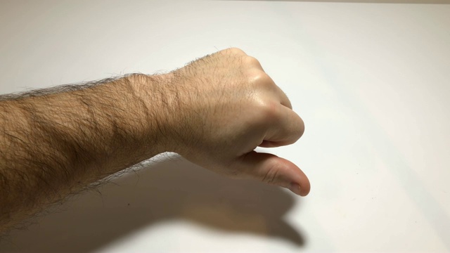 男性的手显示拇指向下白色背景视频素材