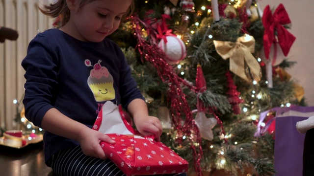 小女孩打开圣诞礼物时的坦诚情感视频下载