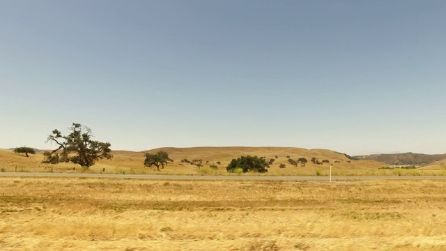 POV汽车驾驶，风景沿着公路在加利福尼亚视频素材