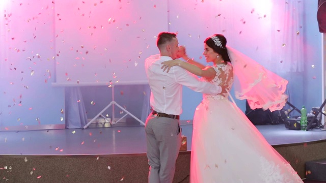 快乐的新婚夫妇跳餐厅的第一支舞。视频下载