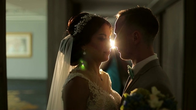 新婚夫妇摸鼻子的肖像。背景上有一个聚光灯。视频下载