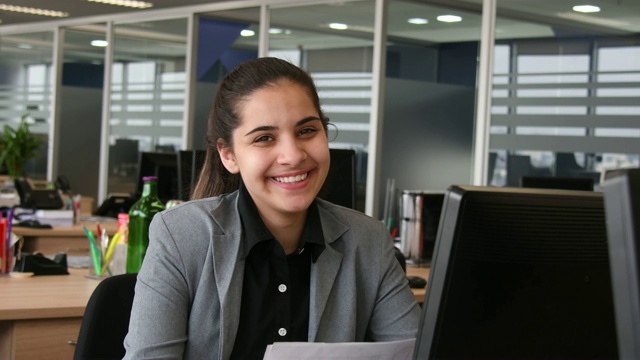 一个年轻女人在办公室里工作的肖像视频下载