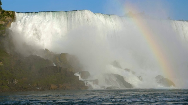 尼亚加拉瀑布。水撞击石头。彩虹视频素材