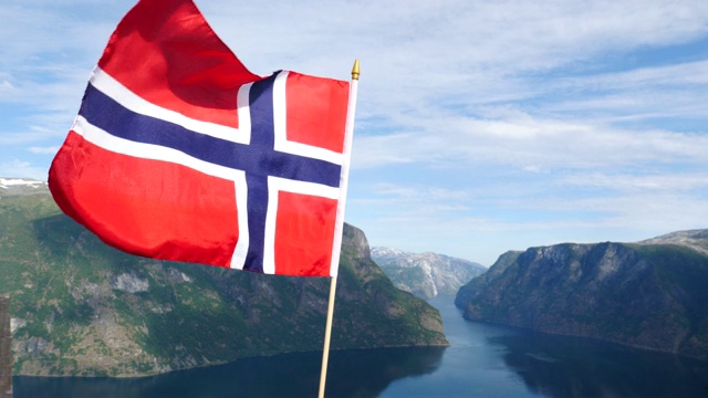 挪威国旗和峡湾景观视频下载