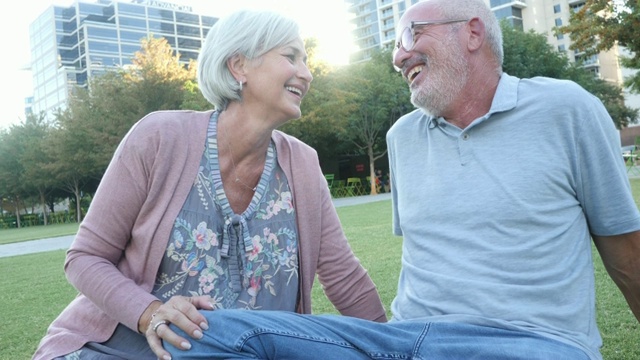 一对退休夫妇在阳光明媚的日子里放松视频素材