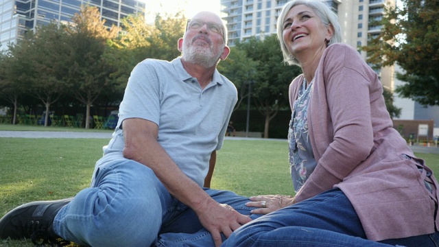 活跃的老年夫妇在公园放松视频素材