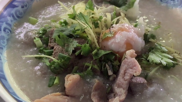 吃碗里的猪肉粥视频素材