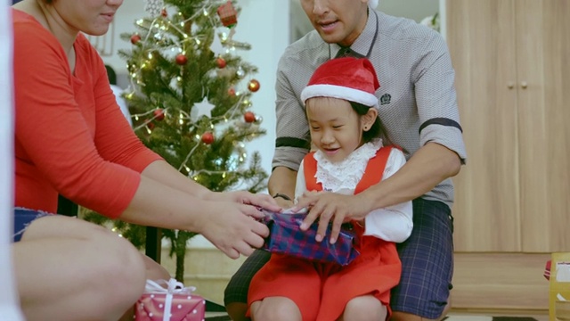 泰国父母帮助她的女儿在12月以积极的情绪打开圣诞节视频下载