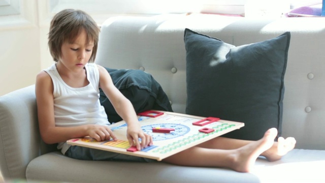 学龄前儿童，读书和玩木制教育玩具视频素材