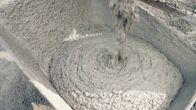 SLO MO从混凝土搅拌机的桶中倒入的新混凝土视频下载