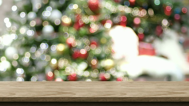 空木桌和雪花与模糊的圣诞树散景灯背景，背景模板的产品或设计展示，食品站模拟视频素材