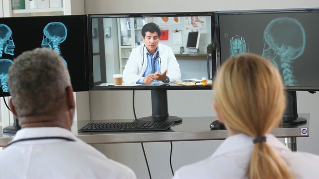 一组医生在视频通话中听男医生讲话视频下载
