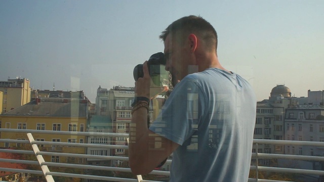 摄影师看着相机，以城市为背景视频素材