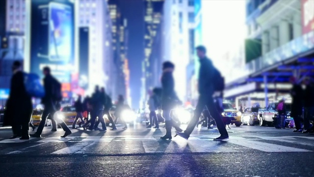 繁忙的上班族在大城市的街道上行走视频素材