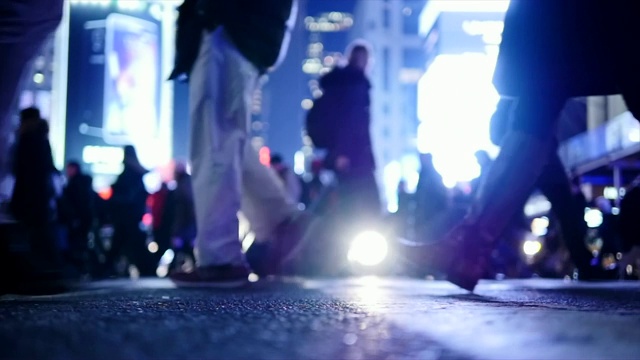 晚上行走在纽约街道上的行人视频素材