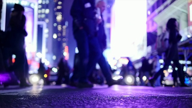 晚上行走在纽约街道上的行人视频素材
