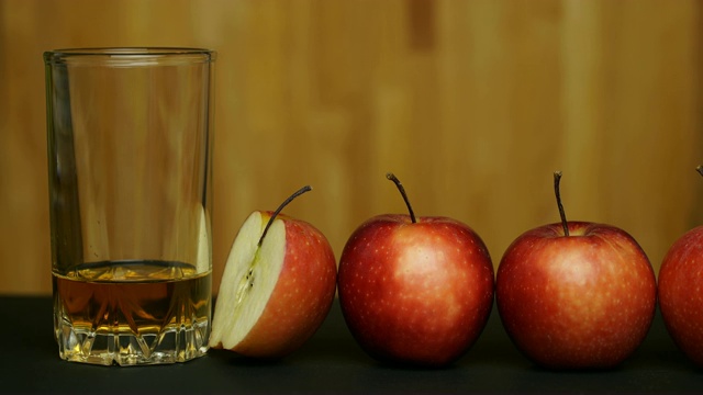 概念定格动画苹果和果汁。视频素材