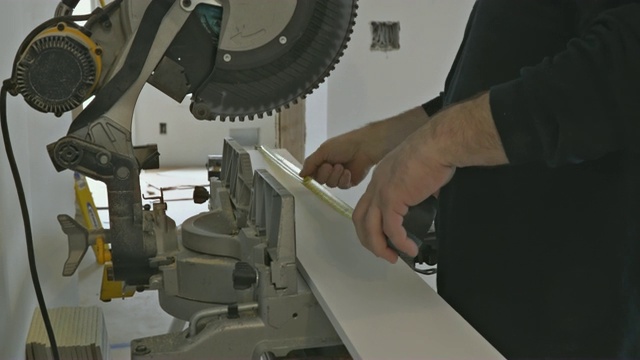 承包商使用圆锯切割翻新的新模具。视频素材