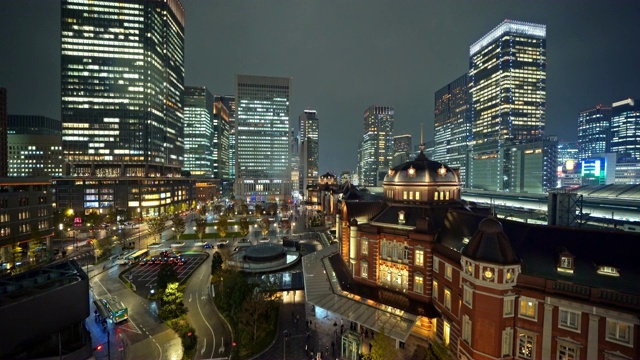 东京火车站有高楼大厦。东京的市中心、金融区和商业中心在夜间，日本视频下载