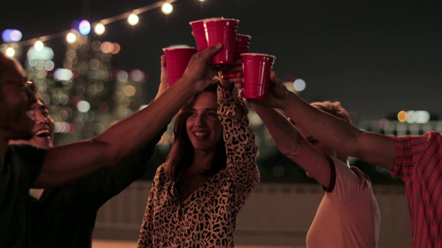 一群朋友在屋顶派对上跳舞视频下载