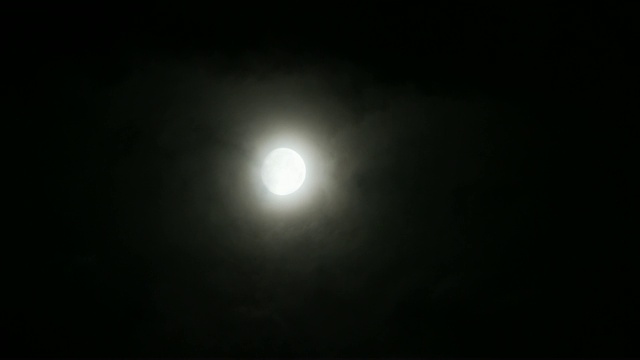 一个实时拍摄的月亮和云在晚上视频素材