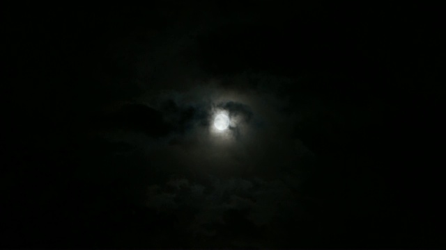 一个实时拍摄的月亮和云在晚上视频素材