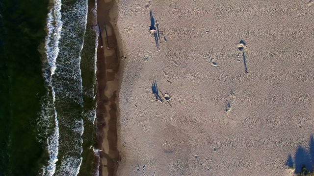 波罗的海的沙滩海浪和蓝色和绿色的水的天线视频素材