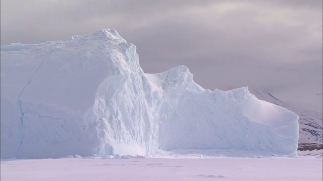 在北极被雪覆盖的地面上看到的冰川视频下载