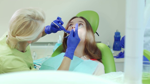 牙医用口腔镜及牙科探针检查病人的牙齿视频素材