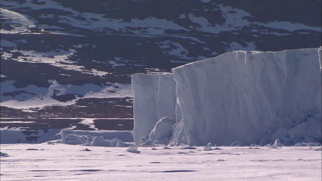 在北极被雪覆盖的地面上看到的冰川视频素材