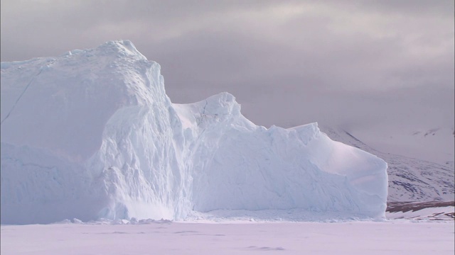 北极的冰山和白雪覆盖的地面视频素材