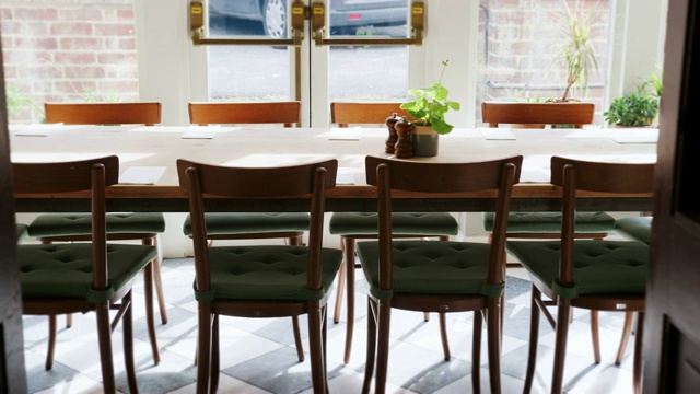 近的桌子和椅子设置为服务在空的餐厅视频素材
