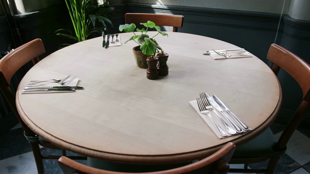 近的桌子和椅子设置为服务在空的餐厅视频素材