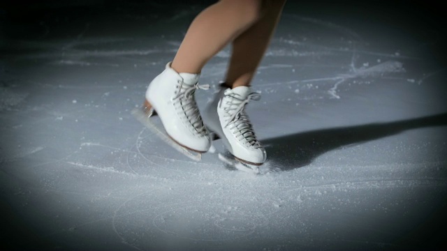 美丽的白色溜冰鞋视频素材