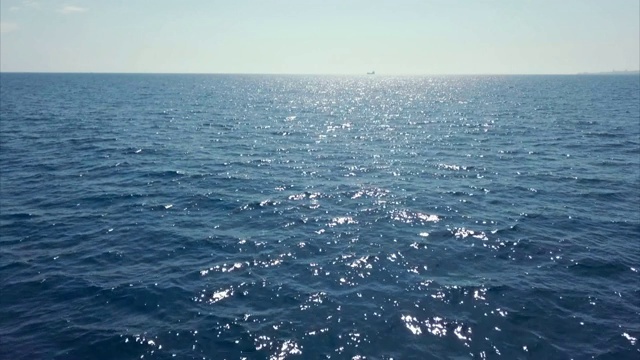 在阳光下闪耀的地中海上空滑行视频下载