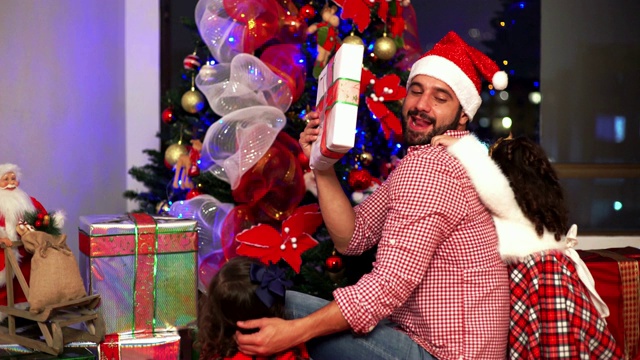 爸爸和女儿们一起装饰圣诞树视频下载