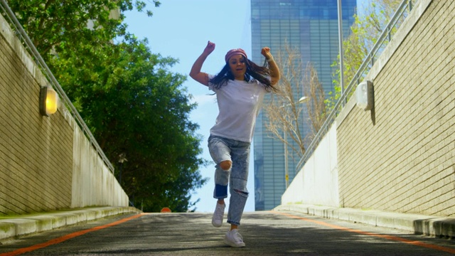 年轻的舞者在城市的柏油路上练习舞蹈视频下载