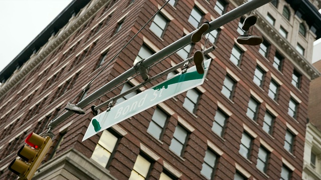 纽约曼哈顿邦德街的招牌上挂着的运动鞋视频下载