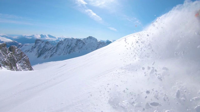 年轻的滑雪板直升机在美丽的不列颠哥伦比亚省在活跃的假期。视频素材