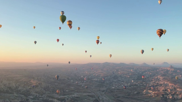 土耳其卡帕多西亚的热气球视频素材