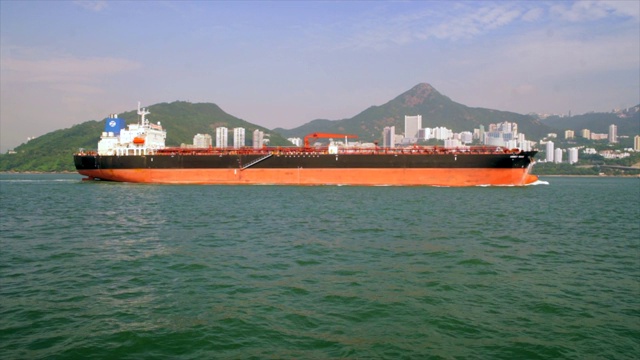 大型货轮驶过风景优美的香港湾视频下载