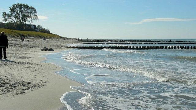 波罗的海海滩，有格罗讷，阿仑苏普，费施兰-达斯，波罗的海，梅克伦堡- vorpommern，德国视频素材