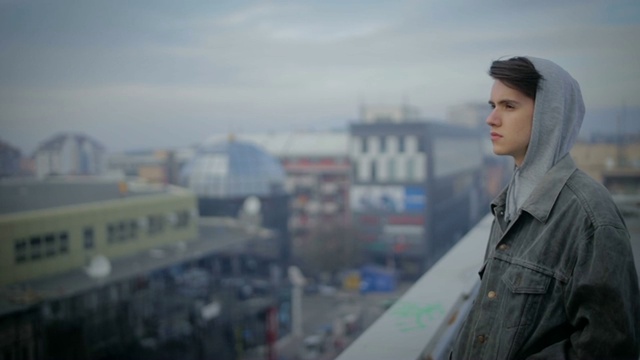 屋顶上的无家可归少年，城市生活视频素材