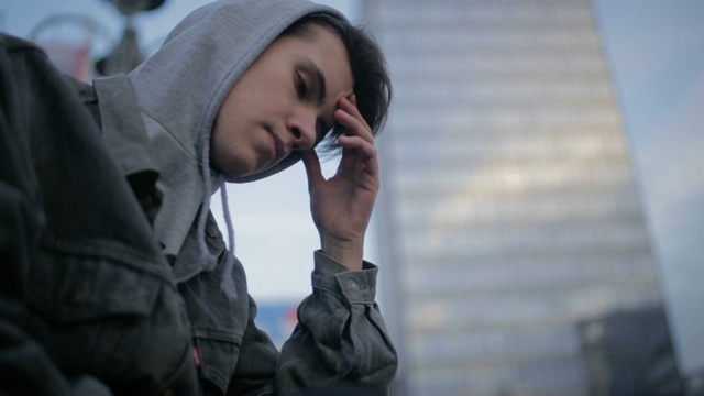 青少年男孩抑郁户外，城市和现代青少年生活方式视频素材