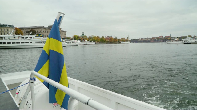 斯德哥尔摩的船后面挂着瑞典国旗视频下载