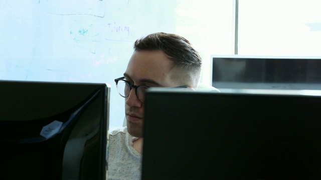 微软工程师在计算机实验室编写虚拟现实程序视频下载