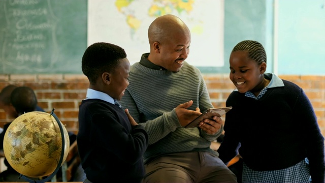 男老师使用数码平板电脑与学生在教室4k视频素材