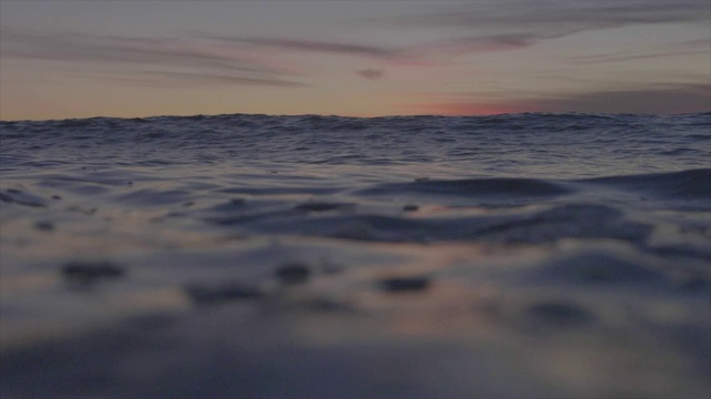 水波在海洋中劈开。——慢动作视频下载